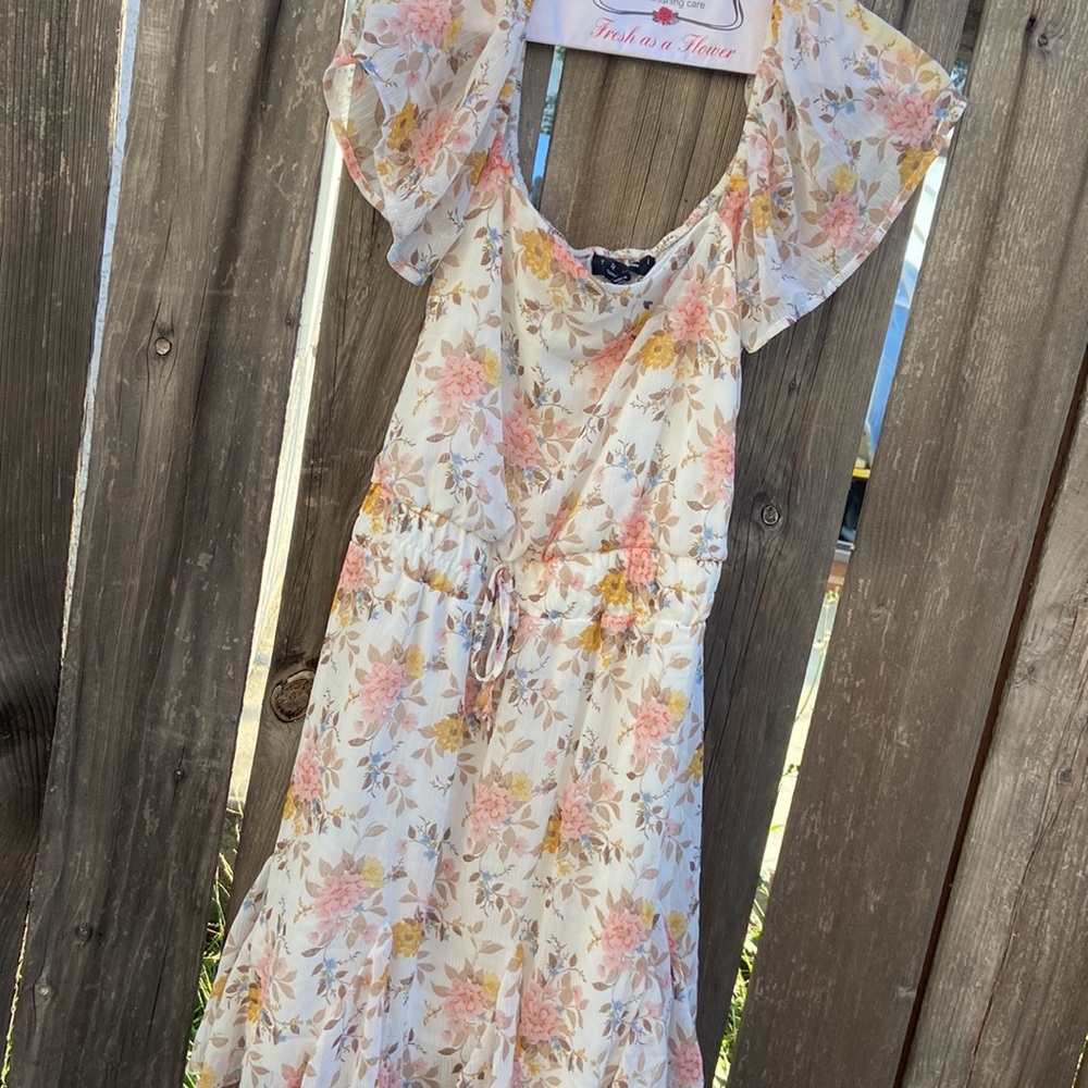White Floral Ruffle Dress - Picture 2 of 8